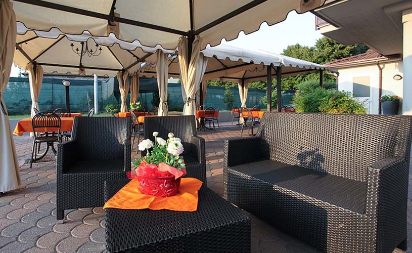 Ampia veranda Hotel con tavolini e divanetti per piacevoli momenti di relax per gli ospiti